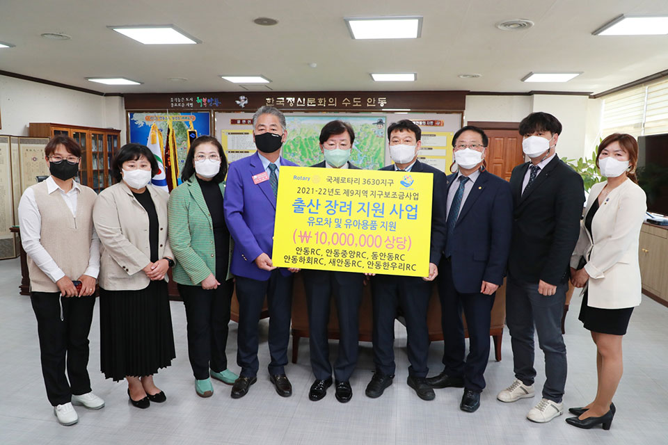 ▲국제로타리 3630지구 제9지역의 6개 클럽이 유모차 35대 시가 864만원 상당과 유아용품 물티슈 20박스, 120만 원 상당을 지난 20일 안동시에 전달했다.(사진 안동시청 제공)2022.04.22