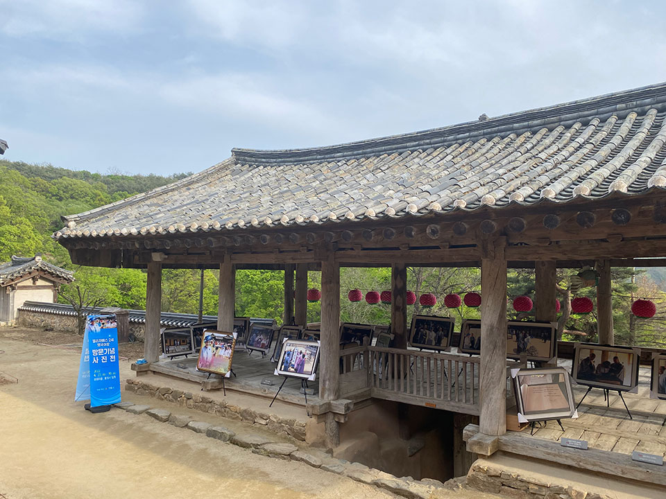 ▲봉정사 만세루에 전시된 사진.(사진 안동시청 제공)