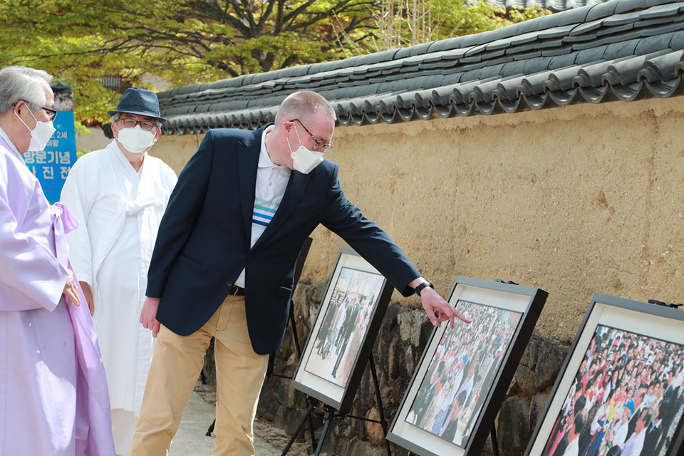 ▲지난 23일 콜린크룩스 주한영국대사가 하회마을을 방문해 사진들을 감상하고 있다.(사진 안동시청 제공)2022.04.25