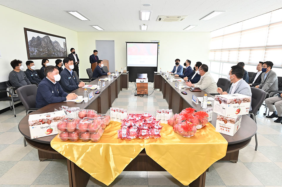 ▲지난 27일 청송사과유통센터와 이마트24가 독점 공급 협약을 체결했다.(사진 청송군청 제공)2022.04.28