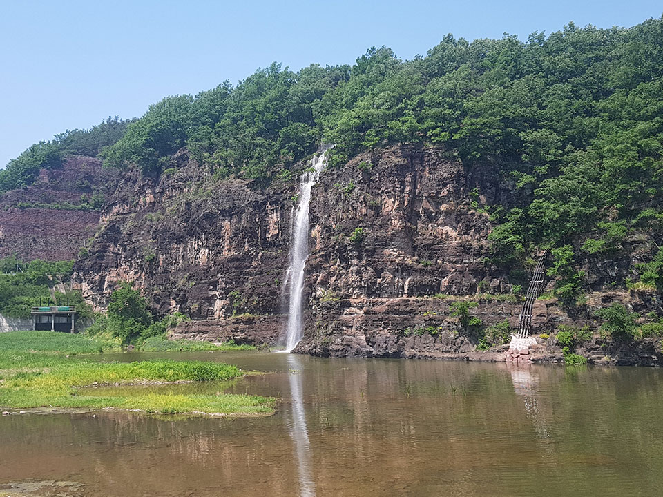 ▲안동 암산경관폭포.(사진 안동시청 제공.2022.05.02)