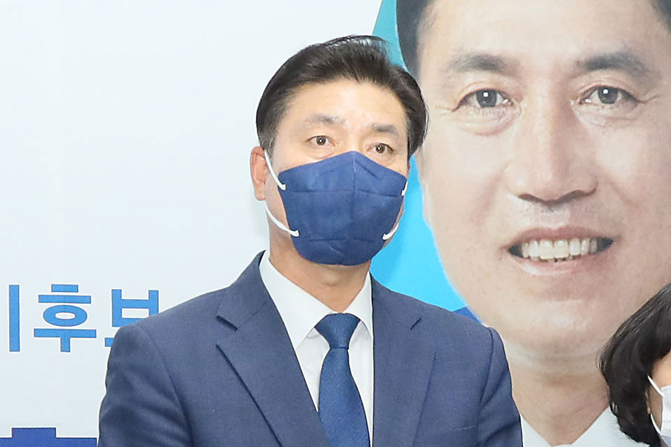▲더불어민주당 김위한 안동시·예천군지역위원장이 오는 6.1지방선거에서 안동시장 출마를 공식 선언했다.(사진 권기상 기자.2022.05.10)