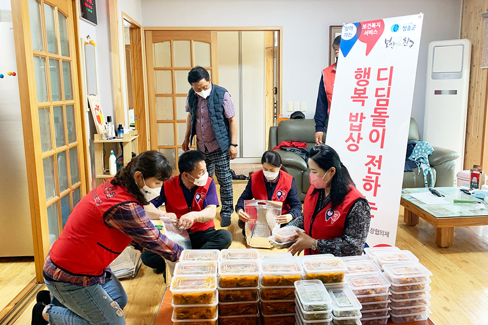 ▲진보면 민·관협력 특화사업 _요리하GO, 조리하고GO, 함께하GO 행복밥상 운영.(사진 청송군청 제공.2022.05.13)