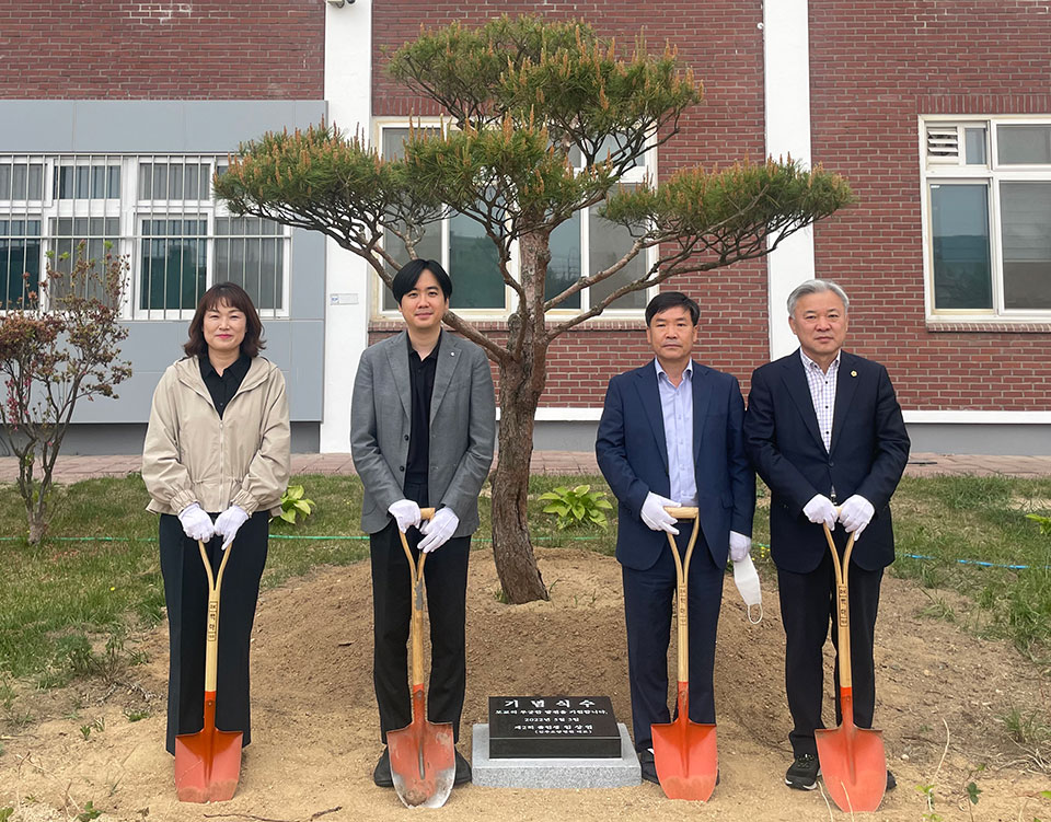 ▲길주중학교 모교에 기념식수한 길주요양병원 임상엽 대표(좌에서 두번째).