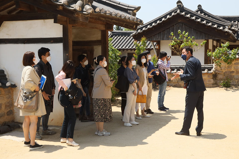 ▲안동 임청각을 찾은 외신기자들에게 해설사가 설명하고 있다.(사진 권기상 기자.2022.05.17)