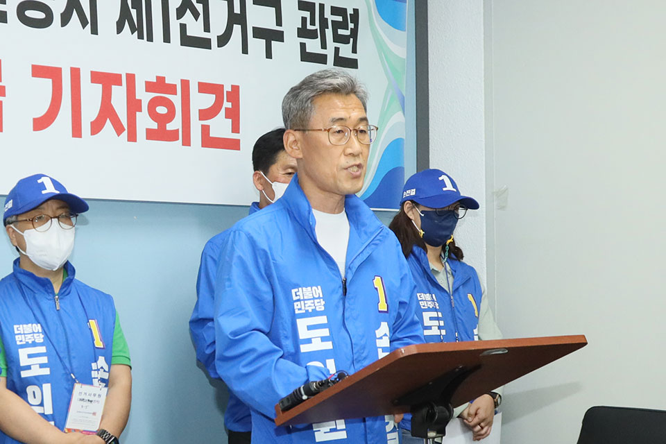 ▲더불어민주당 기호1번 손진걸 후보가 문중 정치를 뿌리 뽑자며 지지를 호소했다.(사진 권기상 기자.2022.05.26)
