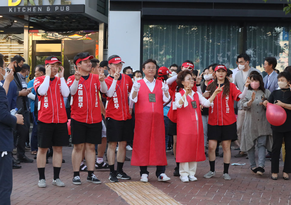 ▲이철우 경북도지사 후보 부부가 가요 '안동역에서'에 따라 율동을 보이고 있다.(사진 권기상 기자.2022.05.31)