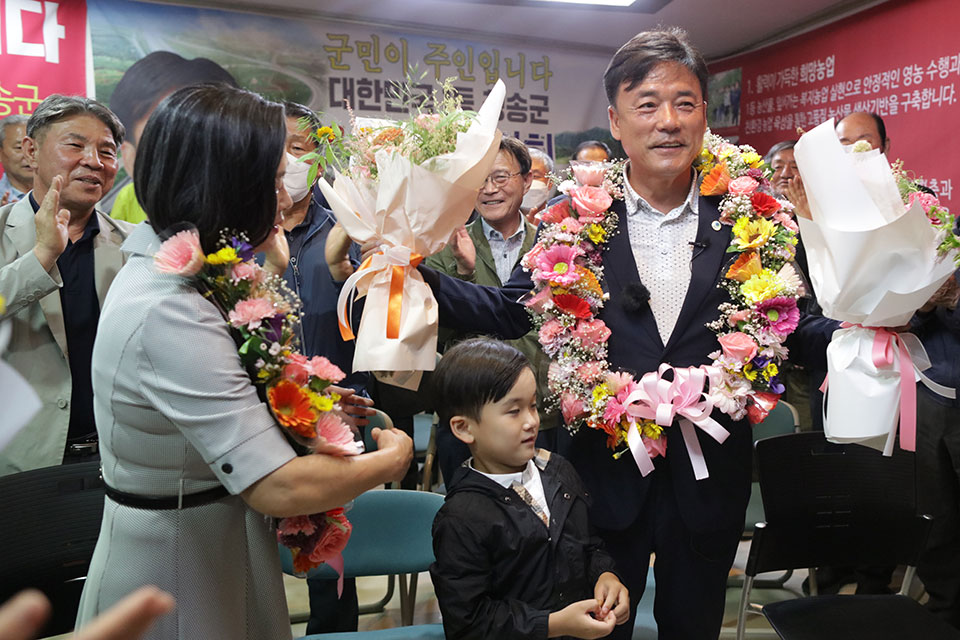 ▲국민의힘 윤경희 후보가 청송군수 재선에 당선됐다.(사진 윤경희 선거사무소 제공.2022.06.02)