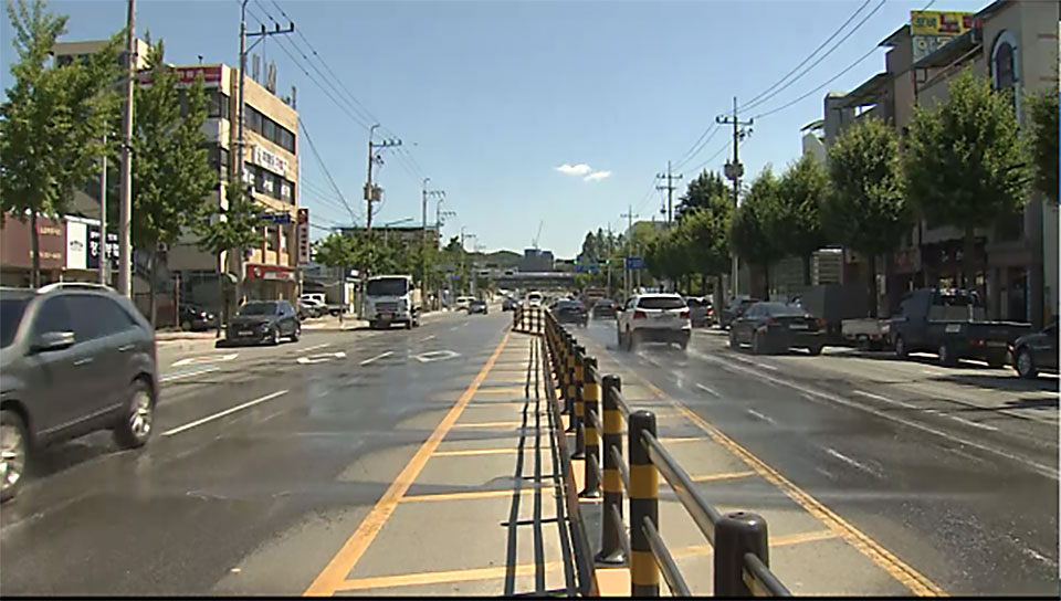 ▲안동시 제비원로에 설치된 쿨링클린로드.(사진 안동시청 제공.2022.06.02)