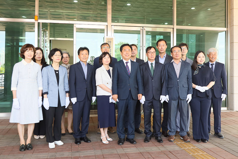 ▲안동시장직 인수위원회 기념사진 촬영.(사진 권기상 기자.2022.06.07)