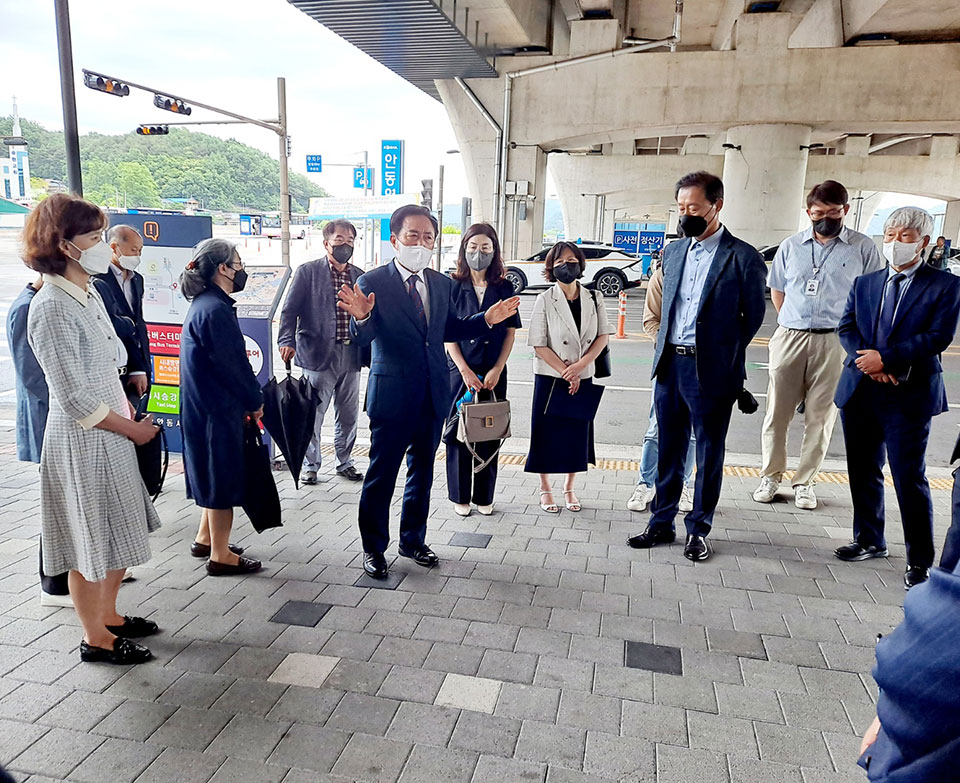 ▲안동시장직 인수위가 안동역을 방문해 민생현장을 둘러 보았다.(사진 인수위원회 제공.2022.06.08)