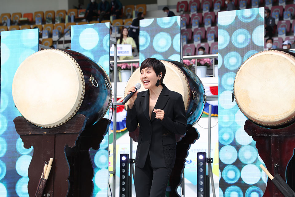 ▲정수라 초대 축하 공연.(사진 안동시청 제공.2022.006.11)