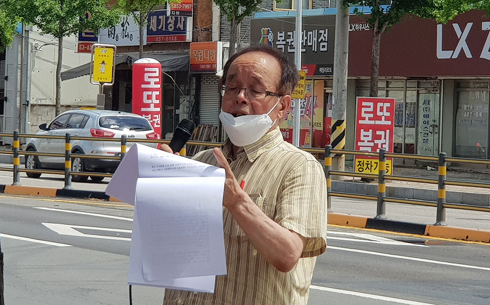 ▲피해자 가족인 A 씨가 그동안의 사건 전말을 설명하며 호소문을 통해 경찰 내사 보고서, 진정서, 진단서 등의 일부를 공개했다.(사진 권기상 기자. 2022.06.24)