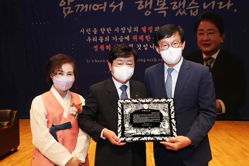 ▲이상학 안동시 부시장이 재직기념패를 전달했다.(사진 안동시청 제공. 2022.06.28)