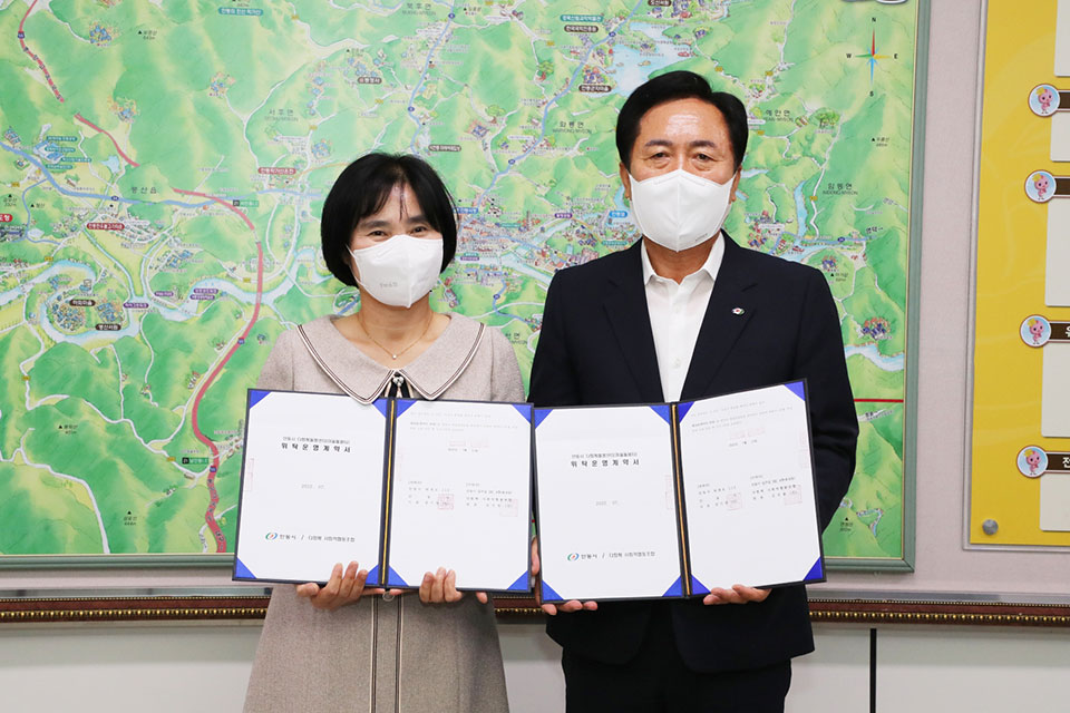 ▲권기창 안동시장이 다함께 사회적협동조합과 위·수탁 협약을 체결했다.(사진 안동시청 제공. 2022.07.12)