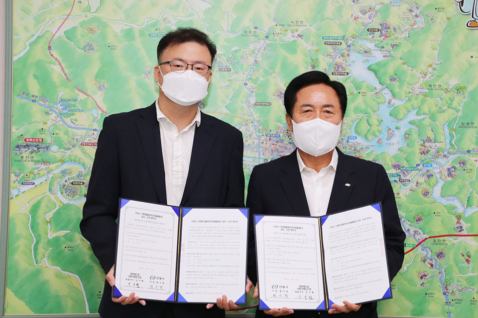 ▲권기창 안동시장이 대한에듀컴 사회적협동조합 임시현 대표와 위·수탁 협약을 체결했다.(사진 안동시청 제공. 2022.07.12)
