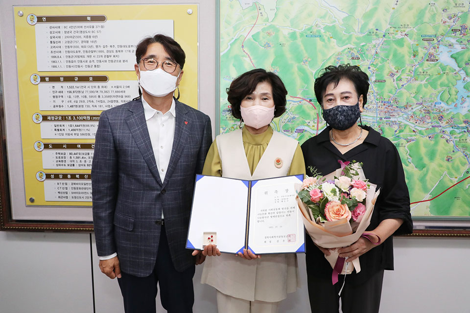 ▲사랑의열매 안동시 나눔봉사단 명예단장으로 추대된 황순녀 여사(중앙).(사진 안동시청 제공. 2022.07.18)