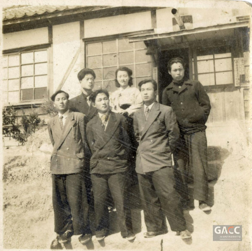 ▲은상 임영준 출품작 '1952년 북후초등학교 교사들'.(사진 (사)경북기록문화연구원 제공. 2022.08.03)