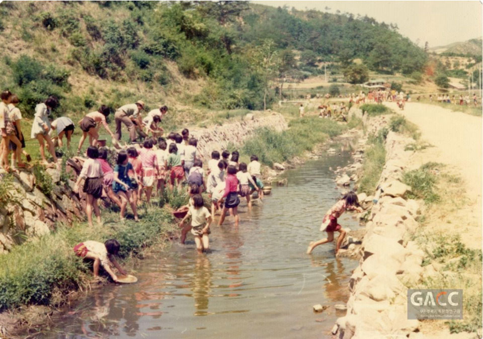 ▲동상 김옥순 출품작 '1978년 논에 물 나르기'.(사진 (사)경북기록문화연구원 제공. 2022.08.03)