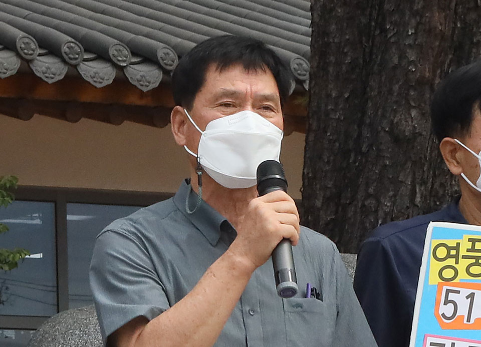 ▲김수동 안동환경운동연합 공동대표가 자신들의 주장에 대해 지난 12일 권기창 안동시장이 SNS를 통해 "참으로 어이가 없는 일"이라 불편한 속내를 드러낸 것을 두고 비판하며 행사 취지를 밝혔다.(사진 권기상 기자)
