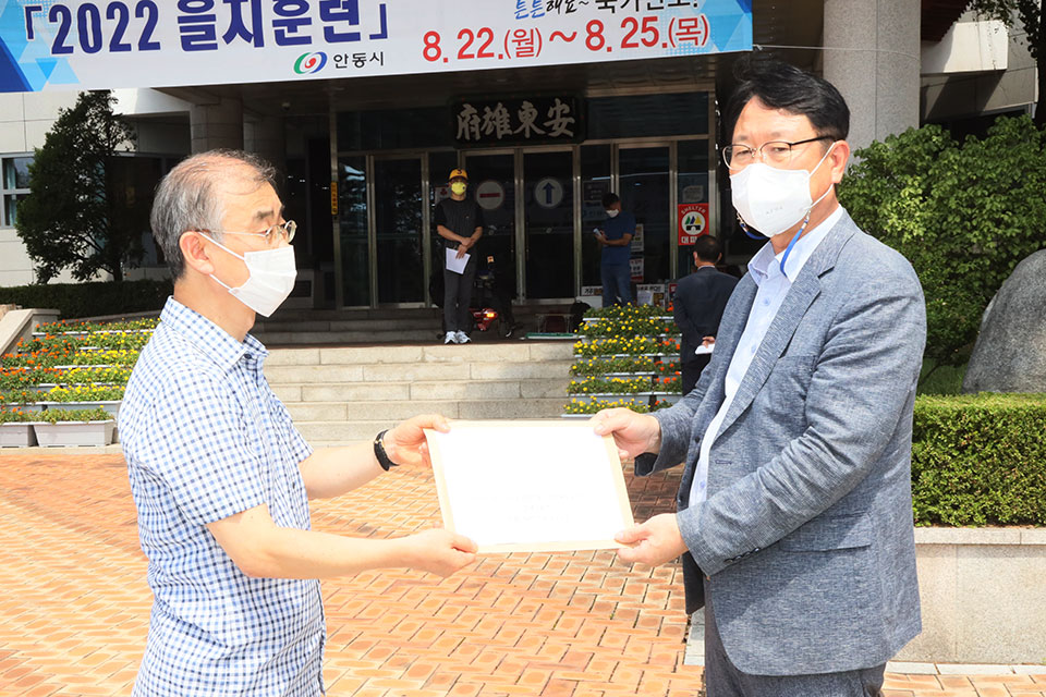▲조영준 공동재표(좌)가 시민단체를 대표해 '안동댐 물을 송수관을 통하여 대구로 보내는 것에 대한 의견서'를 권기창 안동시장을 대신해 담당과장에게 전달했다.(사진 권기상 기자)