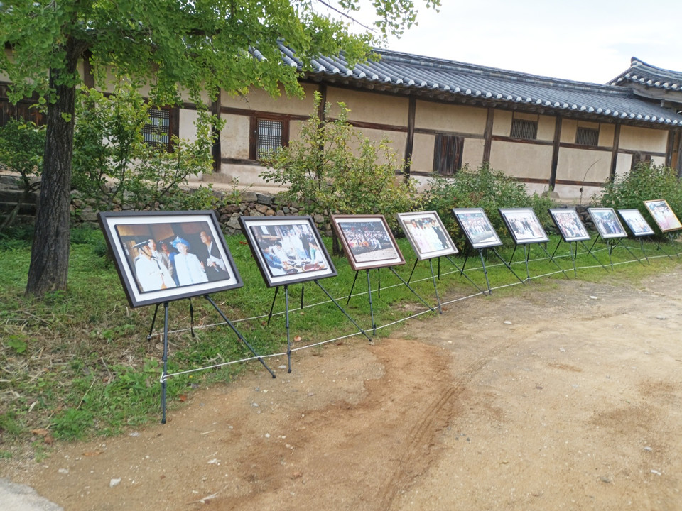 ▲엘리자베스 2세 영국 여왕이 서거해 안동 하회마을 서애 류성룡 선생 종택 ‘충효당’ 앞에 추도 단상이 설치됐다.(사진 안동시청 제공.2022.09.10)