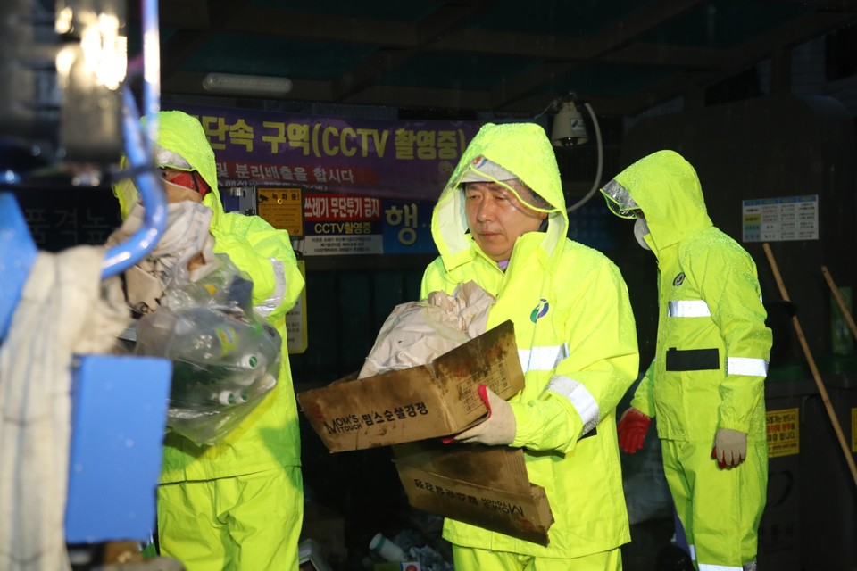 ▲ 권기창 안동시장이 중구동 일원에서 환경미화 일일체험을 시작으로 시민과 소통행정을 이어갔다.(사진 안동시청 제공.2022.10.04)