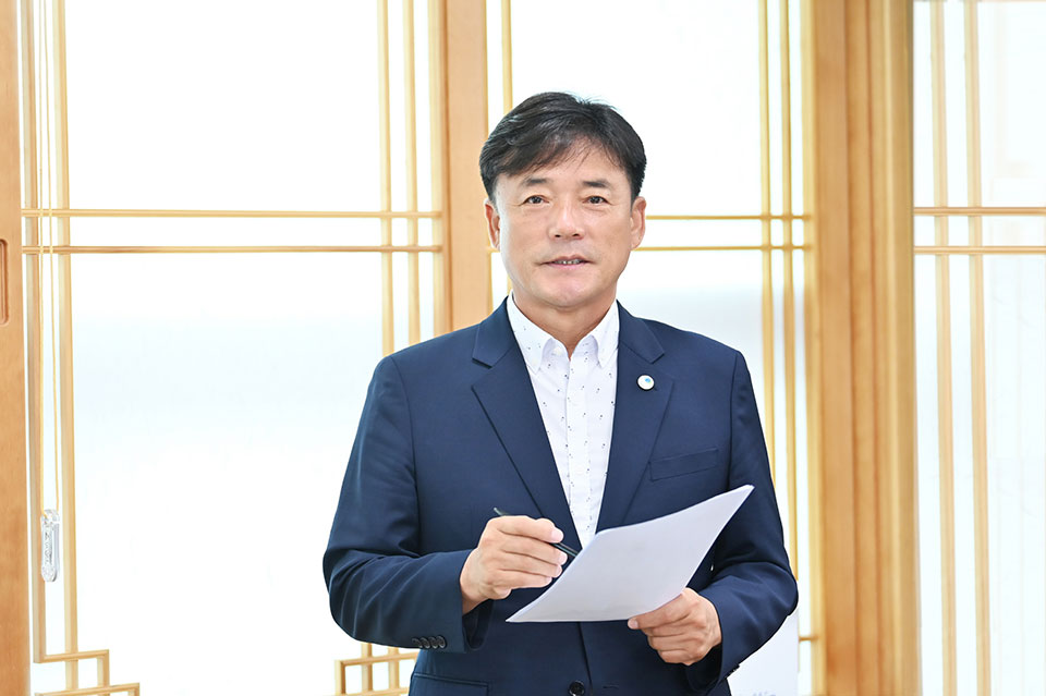 ▲취임 100일을 맞은 윤경희 청송군수.(사진 청송군청 제공.2022.10.07)