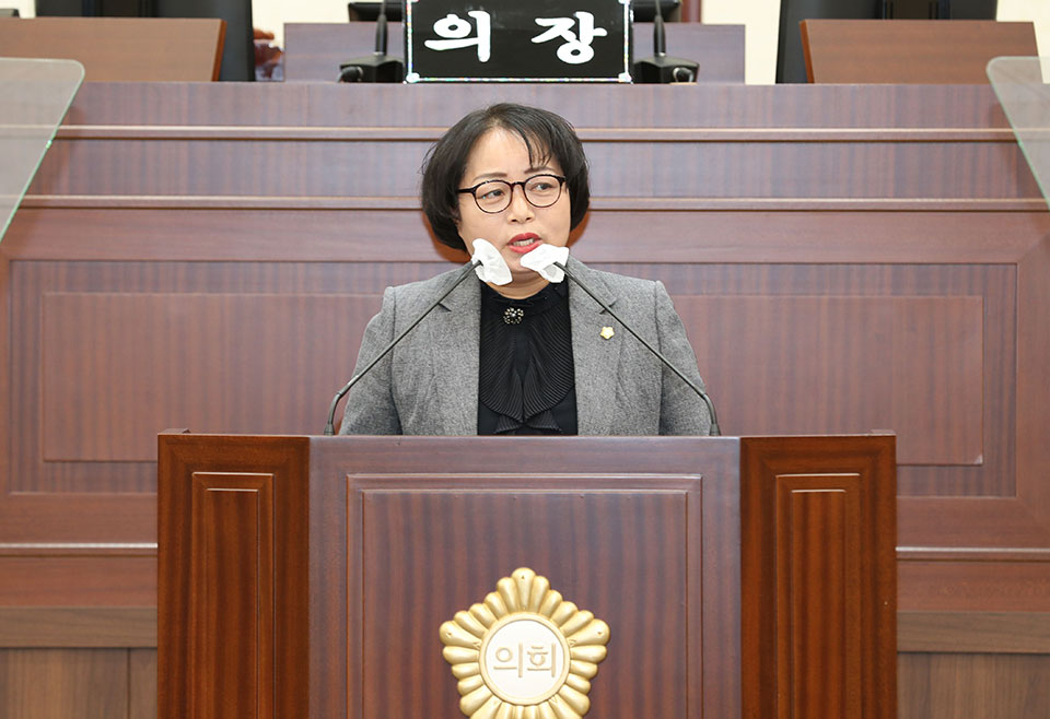 ▲안동시의회 경제도시위원회 정복순 위원장이 시정질문을 통해 청소년들을 위한 정책 확충을 요구했다.(사진 안동시의회 제공.2022.10.19)