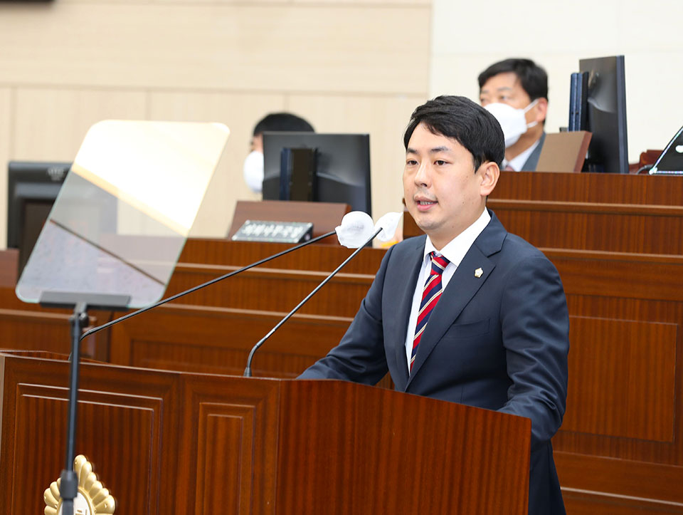 ▲안동시의회 안유안 의원(태화·평화·안기)은 단원로 일대 출퇴근 교통정체 문제, 송현 사단-안기 간 도로 개설공사, 안기천 생태하천 복원사업 등과 관련해 시정질문을 이어갔다.(사진 안동시의회 제공.2022.10.19)