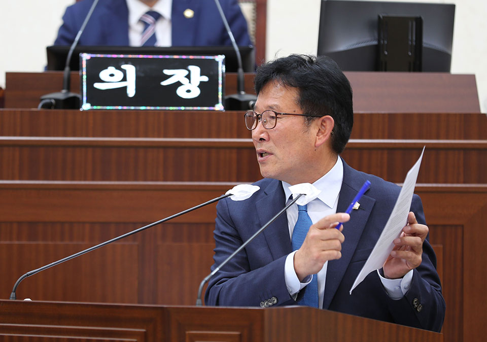 ▲김순중 의원이 도청신도시 주민들의 건강·재산권 보호를 위한 시정질문을 이어갔다.(사진 안동시의회 제공.2022.10.20)