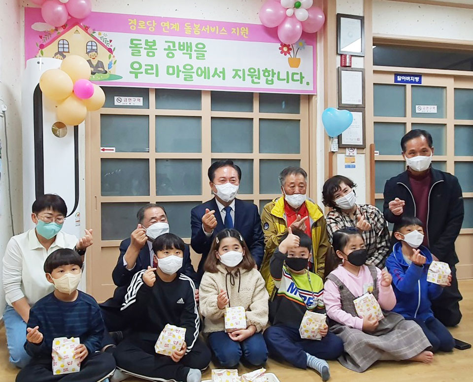 ▲권기창 시장은 옥동6주공 경로당에서 아동들과 책 읽기, 보드게임 등 돌봄에 직접 참여했다.(사진 안동시청 제공.2022.10.20)