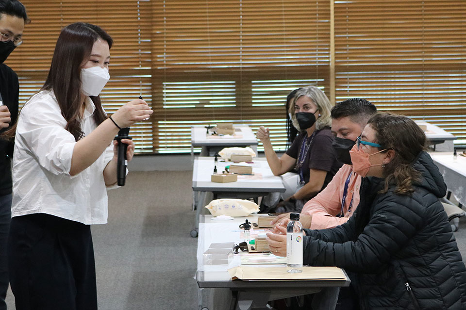 ▲국제교육도시연합회(IAEC) 주요 국가 도시 대표들이 안동병원 반올림학습센터를 방문했다.(사진 안동병원 제공.2022.10.28)