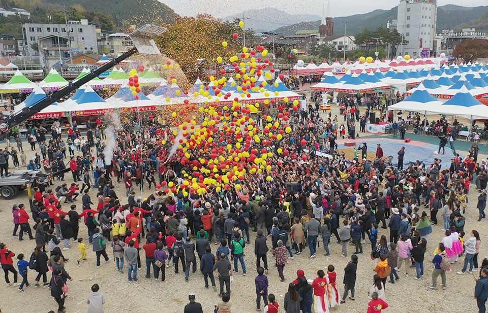 ▲제16회 청송사과축제가 오는 11월 2일부터 6일까지 5일간 동안청송읍 월막리 현비암 앞 용전천 일원에서 개최된다.(사진 청송군청 제공.2022.10.28)