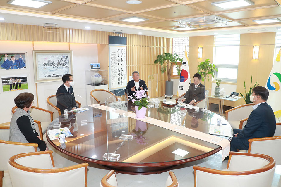 ▲김학동 예천군수를 비롯해 관계자들이 경북교육청을 찾아 중학교 신설을 촉구했다.(사진 예천군청 제공.2022.11.04)