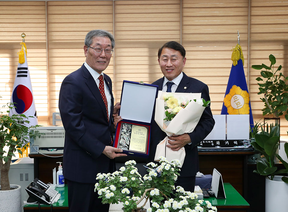 ▲2022년 경상북도 의정봉사대상을 수상한 김상진 의원.(사진 안동시의회 제공.2022.11.22)