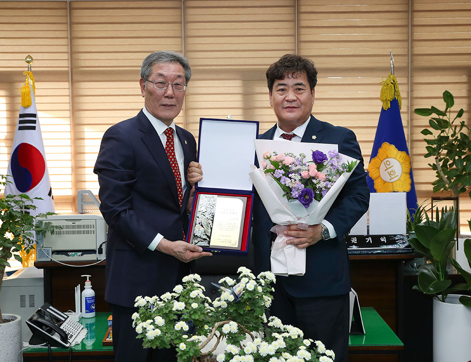 ▲2022년 경상북도 의정봉사대상을 수상한 우창하 의원.(사진 안동시의회 제공.2022.11.22)