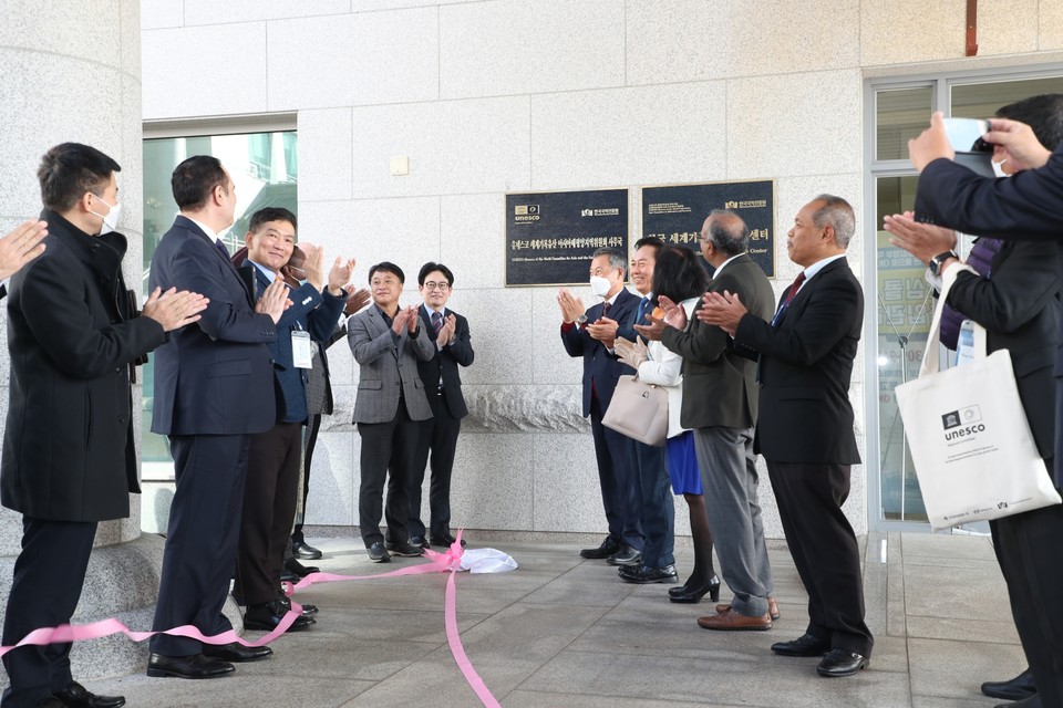 ▲ 24일 오후 1시 30분 한국국학진흥원에서 MOWCAP 사무국 현판식이 진행됐다.(사진 안동시청 제공.2022.11.24)