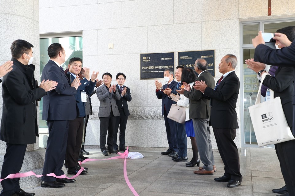 ▲ 24일 오후 1시 30분 한국국학진흥원에서 MOWCAP 사무국 현판식이 진행됐다.(사진 안동시청 제공.2022.11.24) 