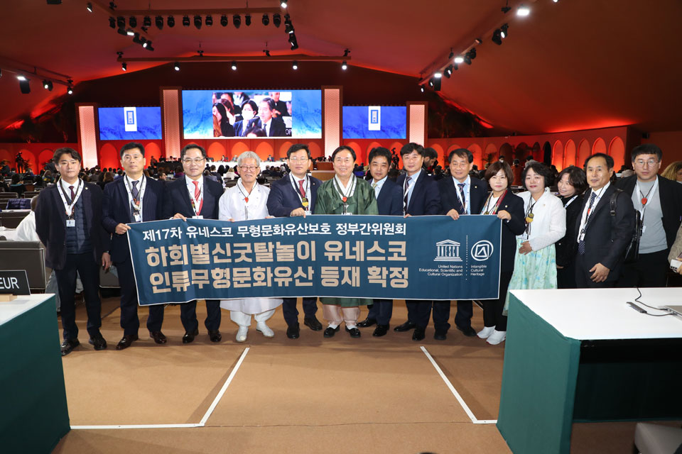▲ 좌부터 김창현 안동시의원, 김대일 경북도의원, 김학홍 경북도 부지사, 김춘택 하회별신굿탈놀이 보존회장, 김형동 국회의원, 권기창 안동시장, 김태일 경북도 문화유산과장, 정홍식 세계탈문화예술연맹 사무총장, 김경도 안동시의원, 여주희 안동시의원, 정복순 안동시의원, 이경숙 정책보좌관, 이상일 안동시 문화유산과장, 조봉기 문화유산과 팀장.(사진 안동시청 제공.2022.11.30)