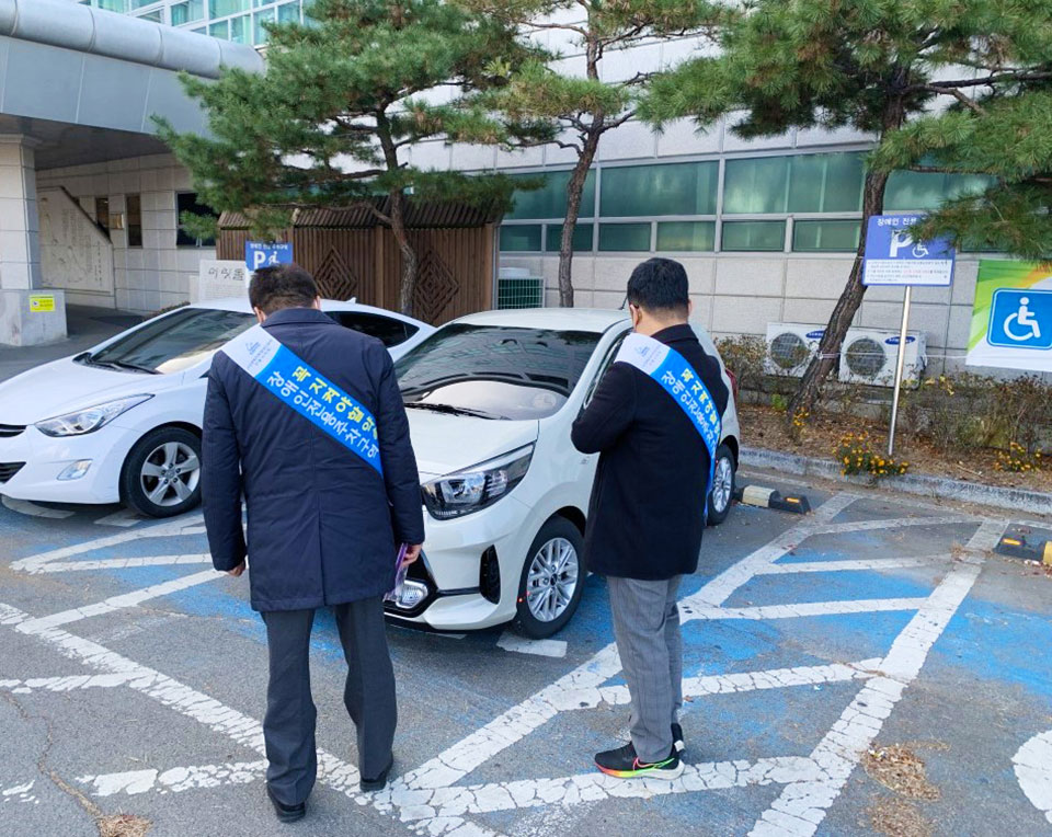 ▲오는 16일까지 장애인전용주차구역에 대한 민관 합동점검이 펼쳐진다.(사진 안동시청 제공.2022.12.05)