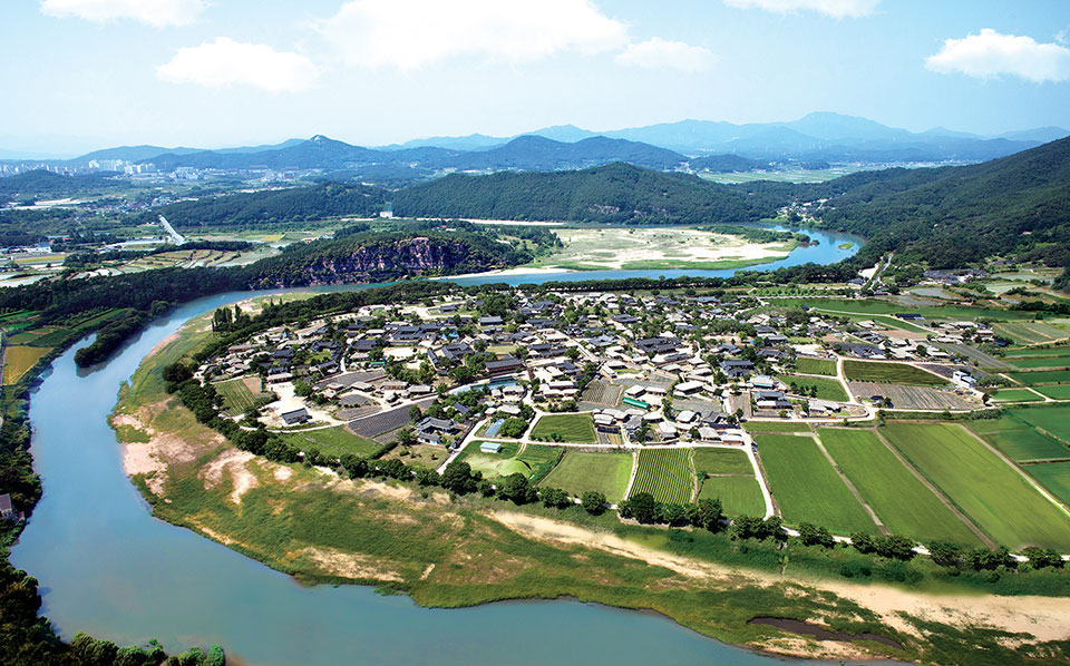 ▲지난 2010년 7월, 한국의 역사마을로 유네스코 세계문화유산에 등재된 안동하회마을.(사진 안동시청 제공.2022.12.05)