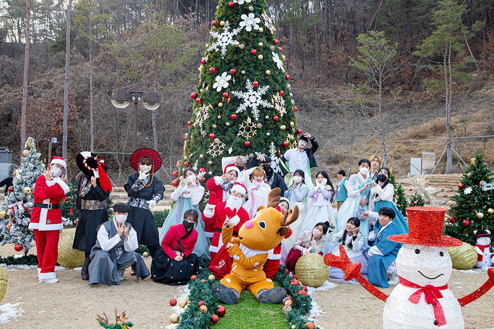▲한국문화테마파크 내 크리스마스 행사에 주말 동안 3천여 명의 인파가 몰렸다.(사진 안동시청 제공.2022.12.12)
