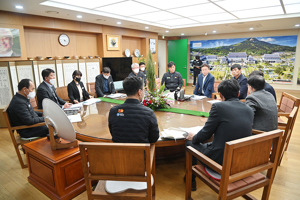 ▲윤경희 청송군수가 지역현안 해결을 위해 이철우 경북도지사를 만났다.(사진 청송군청 제공.2022.12.14)