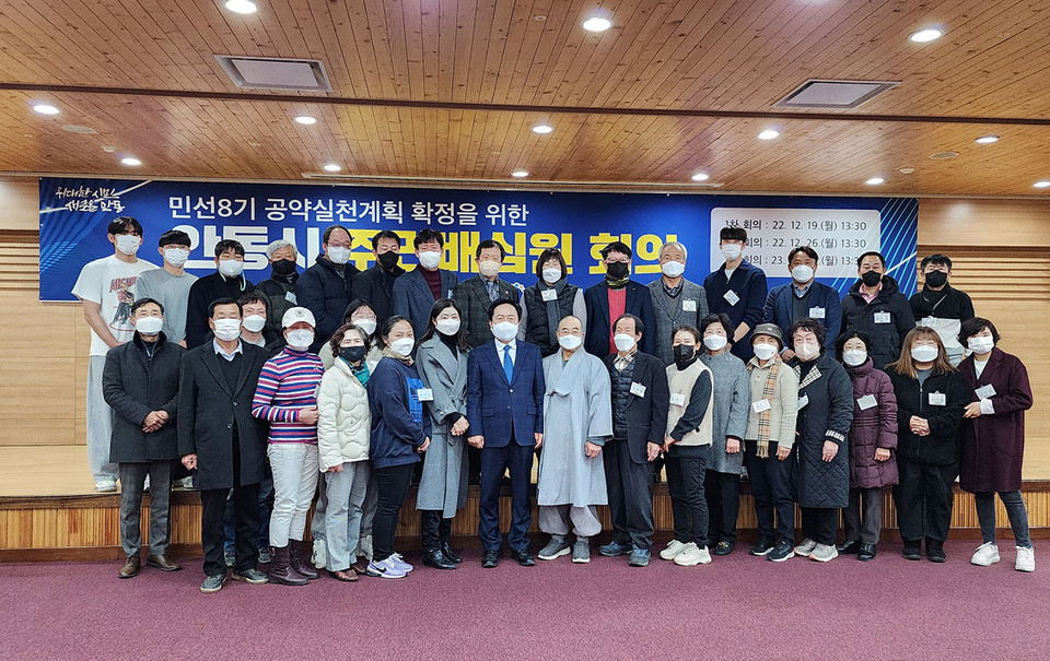 ▲위축장을 받은 주민배심원단 35명과 기념사진 촬영.(사진 권기상 기자.2022.12.19)