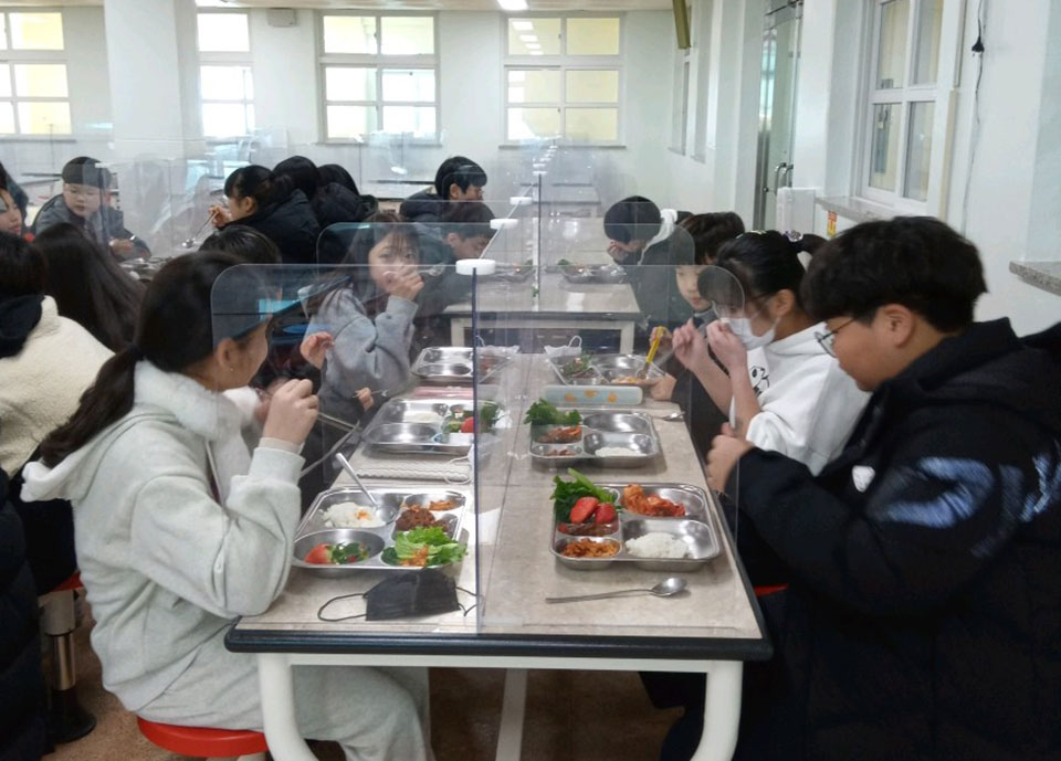 ▲학교 급식 장면.(사진 경북교육청 제공.2022.12.20)