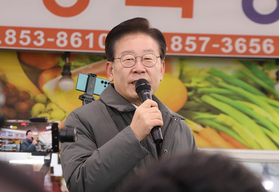 ▲더불어민주당 이재명 대표가 '국민 속으로, 경청 투어'에서 안동 중앙신시장을 찾아 마이크를 잡고 연설했다.(사진 권기상 기자.2022.12.22)