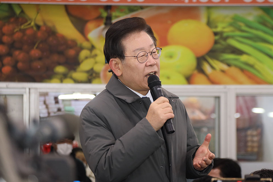 ▲더불어민주당 이재명 대표가 안동 중앙신시장을 찾아 정부와 검찰에 대한 비판을 이어갔다.(사진 권기상 기자.2022.12.22)