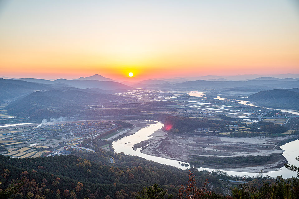 ▲안동 하회마을 주산인 화산에서 바라본 낙조.(사진 안동시청 제공.2022.12.27)