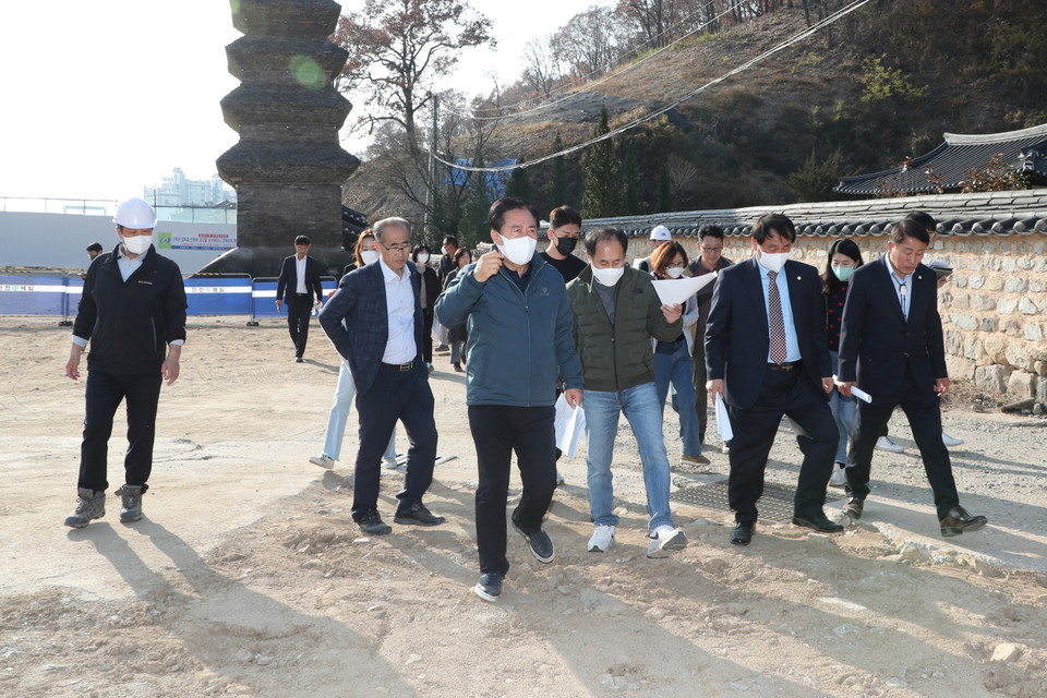 ▲권기창 안동시장 임청각 복원 현장 방문.(사진 안동시청 제공.2022.12.29)